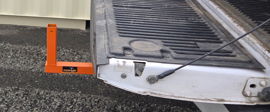 moonglo-mount-hitch-adapter-32-tailgate-down